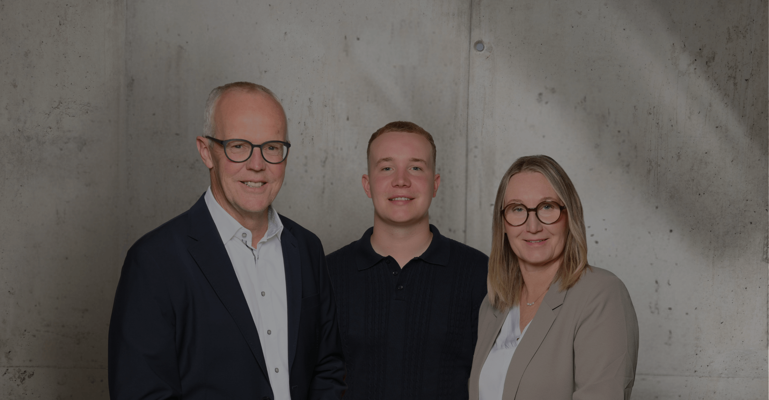 Das Bild zeigt das Team der Hausverwaltung Woltering: Jörg, Paul und Nicole Woltering