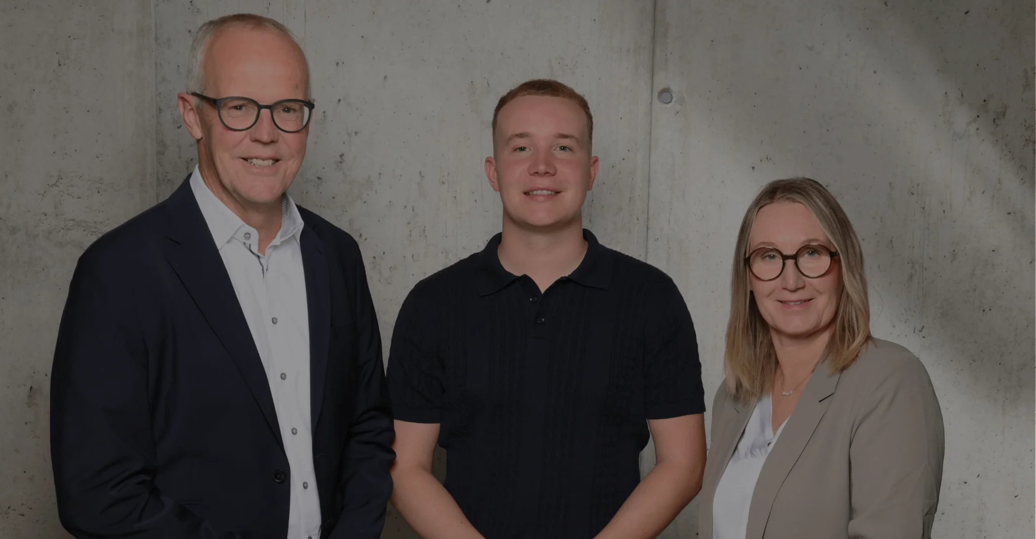 Das Bild zeigt das Team der Hausverwaltung Woltering: Jörg, Paul und Nicole Woltering